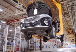 Пока Tesla готовит линию на 360 машин в час, в Калуге празднуют выход на 9 автомобилей в час — и это при полной мощности