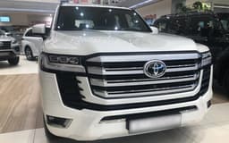 В России заканчиваются иномарки: дилеры сообщили о дефиците Hyundai Santa Fe, Toyota Camry и Land Cruiser 300, BMW X6 и других моделей