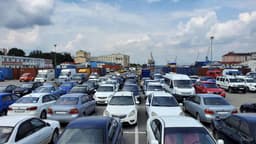 Успеть до 1 декабря: в Россию массово завозят иномарки