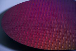 Intel снова вернётся в ноутбуки Apple, только по-новому. Сообщается, что Intel начнёт производить базовую SoC Apple M уже в 2027 году