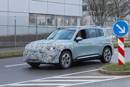 Mercedes-GLB 2026 показали на фото: новый дизайн, «звёздная» крыша и MBUX Superscreen