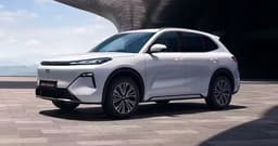 В России только начинаются продажи гибрида Geely EX5 EM-i, а в Китае уже показали обновленный кроссовер: улучшенное оснащение, больше батарея и больше мощности