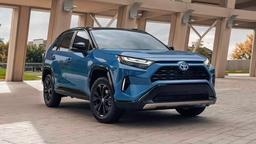Toyota RAV4 существенно подорожал в России. Популярный кроссовер под заказ — от 3 млн рублей, хотя два месяца назад его можно было заказать за 2,1 млн рублей