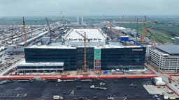 США действительно активно наращивают производство чипов. TSMC собирается запустить там свой завод по выпуску 3-нанометровых чипов на год раньше запланированного срока