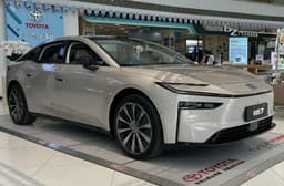 Огромный седан Toyota длиной более 5 м с двигателем Huawei прибыл к дилерам. Появились живые фото Toyota bZ7