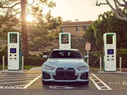 Электромобили BMW наконец-то получили доступ к зарядным станциям Tesla Supercharger в США