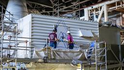NASA украсило «белую комнату» корабля Artemis II логотипом лунной программы