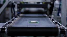 Samsung и Hynix не собираются заметно наращивать объём производства памяти, чтобы решить проблему. Они предпочитают дольше получать больше прибыль