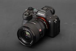 Популярная камера для видеографов стала ещё лучше. Представлена Sony A7 V: 33-мегапиксельная матрица, мощный процессор Bionz XR2, ИИ и улучшенная стабилизация