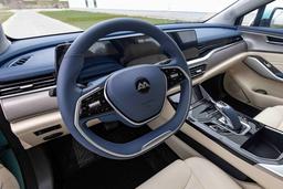 Российский автопроизводитель, который возглавил рынок электромобилей в 2025 году, расширяет свою линейку втрое. Озвучены планы «Амберавто» на 2026 год