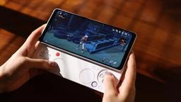 Игровой смартфон-слайдер в стиле Sony Ericsson Xperia Xplay. Ayaneo Pocket Play получит большой экран с рекордной частотой