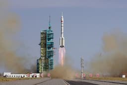 Китайский корабль «Шэньчжоу-20» вернётся на Землю в беспилотном режиме после столкновения с космическим мусором