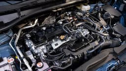 Гибридные Toyota Camry и Corolla Cross могут потерять мощность и загореться: в США объявлен большой отзыв