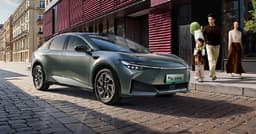 Аналог Toyota Camry от самой Toyota, только сильно дешевле, с электроприводом и с системой умного вождения Momenta 5.0. Toyota bZ3 Smart стоит всего 98,3 тыс. юаней (1,05 млн рублей)
