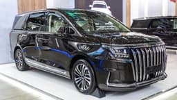 Российский минивэн по-царски: Sollers SP7 красят в фирменный цвет Aurus