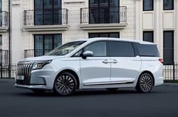 Аналог Toyota Alphard с местной сборкой и официальной гарантией. Первые JAC RF8 появились на российских дорогах ещё до старта продаж