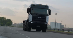«Газпром» тестирует отечественный тягач БАЗ S34A10 с локализацией 90%: полный привод 6х6, 9-ступенчатая коробка передач и мотор ЯМЗ-653