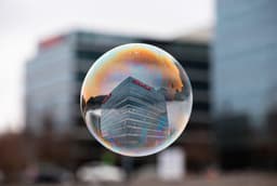 Oracle потеряла 70 млрд долларов за утро: ИИ-инфраструктура компании держится на рекордных долгах