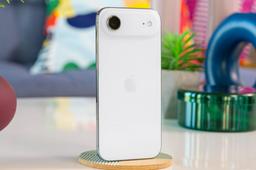 Несмотря на слабые продажи iPhone Air, модель Air 2 всё же выйдет в следующем году. Инсайдер Fixed Focus Digital также говорит о выходе iPhone 17e уже весной