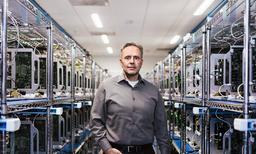 Apple может потерять ещё одного очень важного для себя специалиста. Джонни Сроуджи заявил Тиму Куку о своём возможном уходе из компании