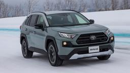 В Россию везут новые Toyota RAV4, цены начинаются от 2,83 млн рублей (ниже, чем месяц назад)