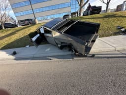 «Другую машину разорвало бы пополам». Tesla Cybertruck выдержал сильнейшее столкновение с Toyota Tundra и спас семью