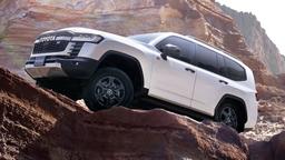 Физические кнопки возвращаются: представлен Toyota Land Cruiser 300 2025
