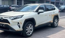 Новенькие Toyota RAV4 ржавеют прямо с завода, такие машины завозят в Россию. Владельцы готовят коллективный иск