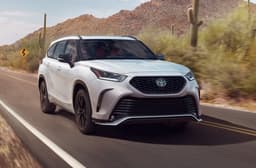 Россияне начали меньше покупать Toyota Camry и RAV4, а вот продажи Toyota Highlander увеличились: динамика параллельного импорта в 2025 году