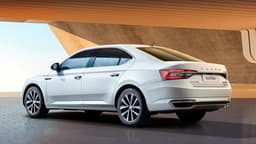 В России предлагают заказать Skoda Superb 2025 с адаптивной подвеской — недорого