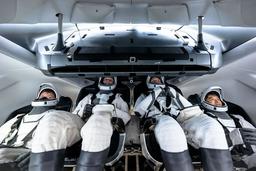 Falcon 9: отвалившийся кусок теплоизоляции не помешал доставке экипажа миссии Crew-10 на МКС