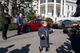Трамп купил Tesla Model S, акции Tesla оживились, а Маск пообещал выпускать вдвое больше машин в США уже в течение пары лет