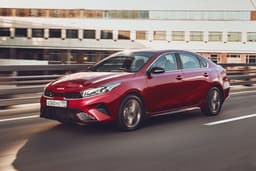 Kia Cerato 2025 уже в России: проверенный 2,0-литровый мотор и классический «автомат» — за 3 млн рублей
