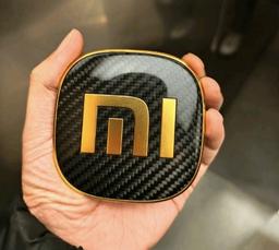 Украден первый шильдик Xiaomi SU7 Ultra — он действительно покрыт 24-каратным золотом