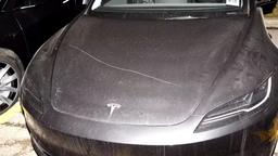 Произошла самая масштабная атака на автосалоны Tesla: только в одном дилерском центре пострадали более 80 автомобилей