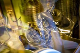 Алгоритмы ИИ обнаружили неожиданный квантовый эффект в теплопроводности OLED-материалов
