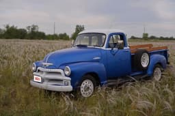 Редкий пикап Chevrolet продают в России за 7 млн рублей. У него 4,3-литровый мотор и «механика», но вместе с машиной отдают 5,7-литровый двигатель и «автомат»