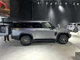 Так выглядит «китайский Land Rover Defender», который приедет в Россию. Живые фото 7-местного Jetour T2 Extended с мотором на 462 л.с.