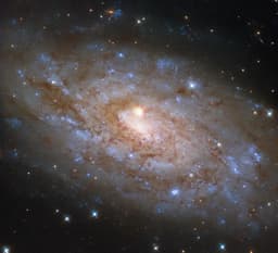 Звезда Млечного Пути и галактика NGC 5530 в 40 млн световых лет: «Хаббл» запечатлел оптическую иллюзию
