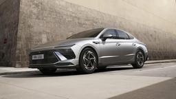 Новейшая Hyundai Sonata 2025 с 6-ступенчатым «автоматом» и простым мотором — 3,48 млн рублей. Дилер принимает заказы на седан в комплектации Inspiration