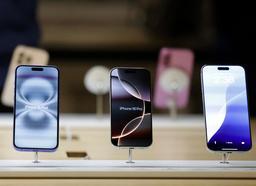 Apple нужно поднять цены базового iPhone с $800 до $1142 и топового — до $2300, чтобы покрыть пошлины Трампа. Это подсчитали в Rosenblatt Securities