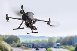 Голос с неба: DJI создала дрон-динамик громкостью с реактивный самолет и дрон с прожектором на 500 метров