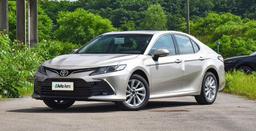 Новая Toyota Camry 2025 с расходом 5,7 л на 100 км — недорого. В России ещё можно купить популярный седан в старом кузове