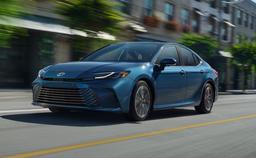 Новейшая Toyota Camry за копейки: японский седан продают в Китае со скидкой в 10 тыс. долларов — за 14,6 тыс. долларов можно купить гибрид на базе 2,0-литрового мотора