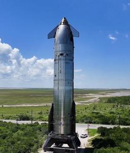 Огромный корабль Starship везут по обычной дороге к стартовой площадке. Опубликованы эффектные фото и видео