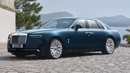 Наконец-то в России появилась возможность купить Rolls-Royce для водителя, а не пассажира. В страну прибыл Rolls-Royce Ghost Black Badge 2025 — с V12 и полным приводом