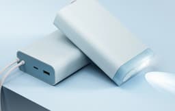 Очень быстрая зарядка, ёмкость 20 000 мА•ч, порты USB-C и USB-A, а также встроенный фонарик. Анонсирован Oppo SuperVOOC 45W Super Flash Charge Power Bank 20000
