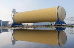 NASA завершило термозащиту лунной ракеты SLS: 32 метра пены за 102 минуты
