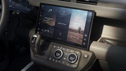 Представлен Land Rover Defender 2026: много физических кнопок и ручек, 5,0-литровый V8 на 635 л.с. и впервые — адаптивный круиз-контроль на бездорожье