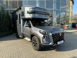 8-ступенчатый «автомат», мощный мотор, полный привод, а также душ, холодильник и даже стиральная машина. В России продают автодом Changan Hunter Plus 2025 года за 8,4 млн рублей